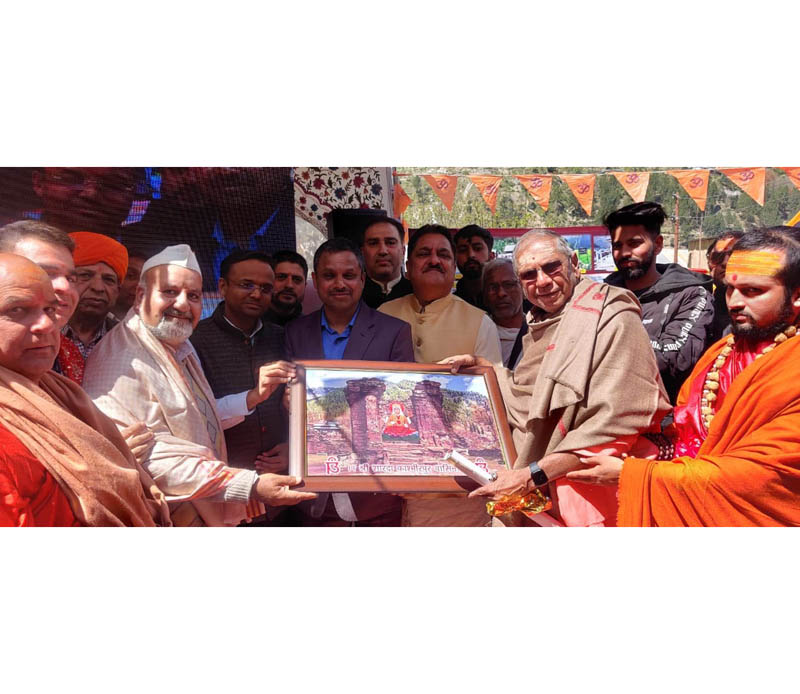 Pratima of Goddess Sharda being released at Teetwal by dignitaries. Pratima of Goddess Sharda being released at Teetwal by dignitaries.