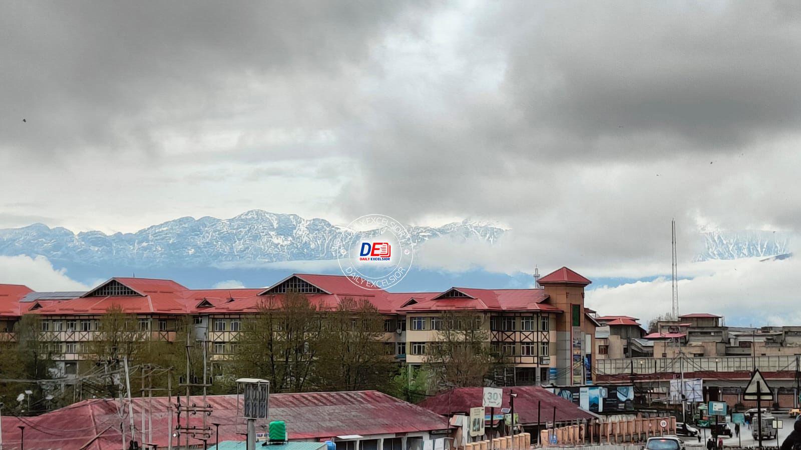 Upper Reaches Receive Fresh Snowfall In The Outskirts Of Srinagar