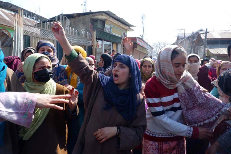 Women protest in Soibugh area of Budgam against woman’s murder. -Excelsior/Shakeel Women protest in Soibugh area of Budgam against woman’s murder. -Excelsior/Shakeel