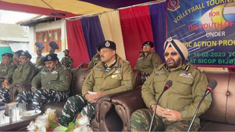 IG CRPF M S Bhatia addressing a press conference at Bijbehara in Anantnag. — Excelsior/Sajad Dar IG CRPF M S Bhatia addressing a press conference at Bijbehara in Anantnag. — Excelsior/Sajad Dar