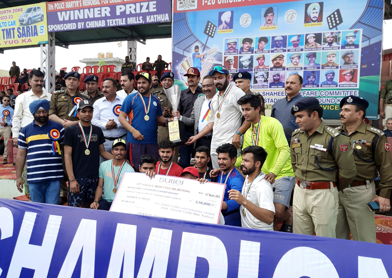 Winners being awarded with trophy by DGP Dilbag Singh at Kathua. -Excelsior/Pardeep Winners being awarded with trophy by DGP Dilbag Singh at Kathua. -Excelsior/Pardeep