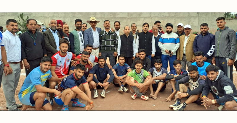 Winners posing with Director Subash Chibber and other dignitaries at Kathua on Sunday. Excelsior/Pardeep Winners posing with Director Subash Chibber and other dignitaries at Kathua on Sunday. Excelsior/Pardeep