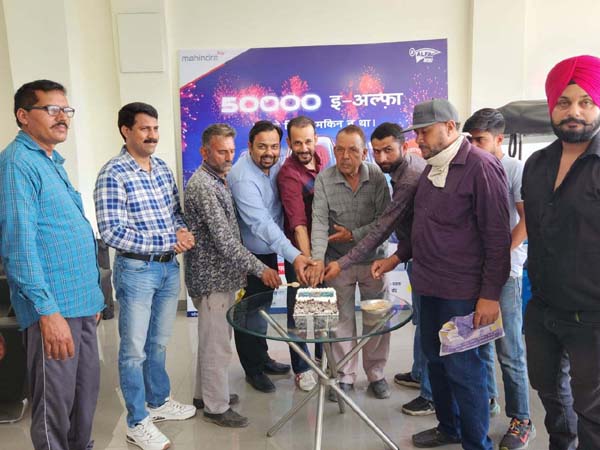 Suman Mishra, CEO Mahindra LMM, cutting a cake during the launching of 50000th Mahindra e-Alfa from Haridwar plant on Wednesday. Suman Mishra, CEO Mahindra LMM, cutting a cake during the launching of 50000th Mahindra e-Alfa from Haridwar plant on Wednesday.