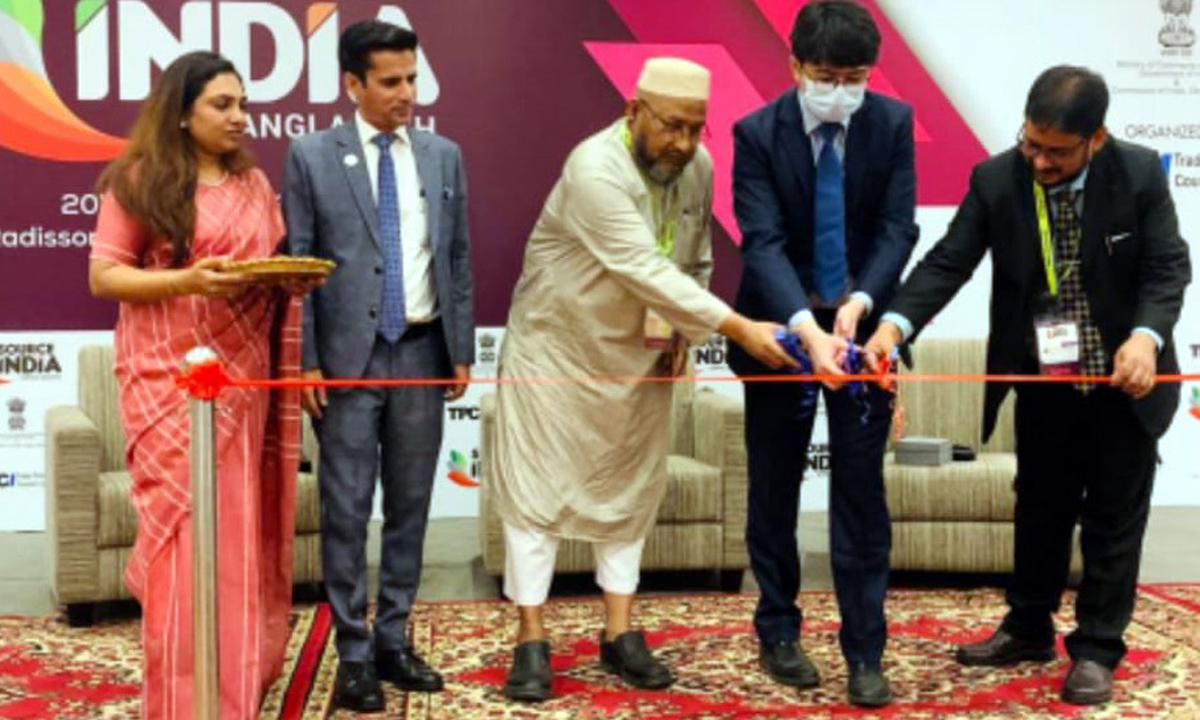 A dignitary inaugurating exhibition. A dignitary inaugurating exhibition.