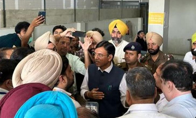 Union Health Minister Dr Mansukh Mandaviya a surprise visit to NEET PG Centre at Patiala and reviewed the conduct of the NEET PG Examination on Sunday . Union Health Minister Dr Mansukh Mandaviya a surprise visit to NEET PG Centre at Patiala and reviewed the conduct of the NEET PG Examination on Sunday .