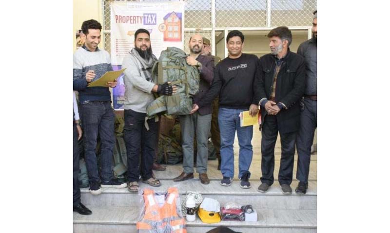 DC Ramban distributing Emergency Response Kits among trained Aapda Mitra volunteers. DC Ramban distributing Emergency Response Kits among trained Aapda Mitra volunteers.