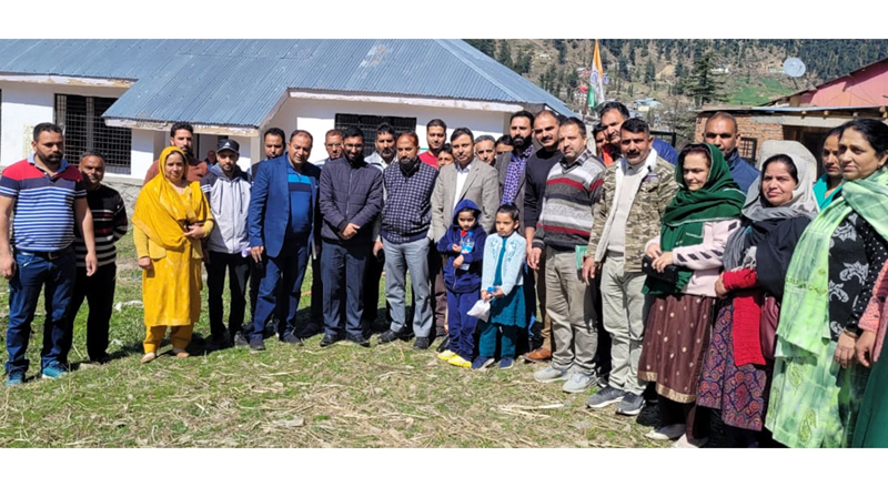 Prabhari Officer of Nalthi Panchayat (Bhaderwah) under B2V4 Dr Bharat Bhushan posing with officers/officials of line departments and PRI members. Prabhari Officer of Nalthi Panchayat (Bhaderwah) under B2V4 Dr Bharat Bhushan posing with officers/officials of line departments and PRI members.
