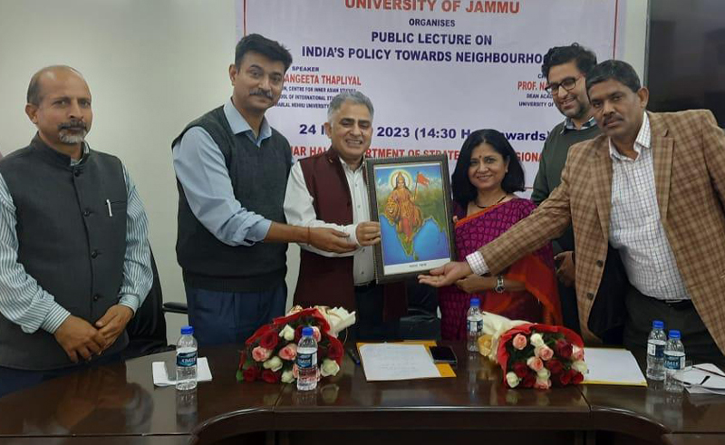 A picture of Bharat Mata being presented to a guest speaker during public lecture by DSRS at JU.
