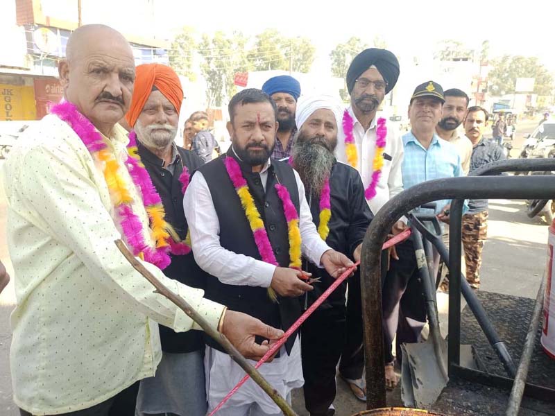 Sarpanch, Panchayat Kotli Shah Doula, Badrinath Sharma starting blacktopping work on Tanda road. Sarpanch, Panchayat Kotli Shah Doula, Badrinath Sharma starting blacktopping work on Tanda road.