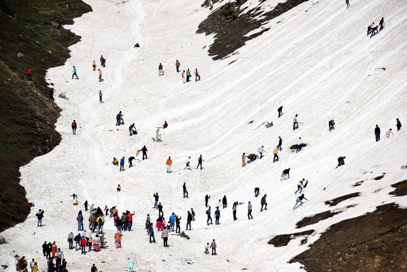 Tourists enjoying snowfall at Sinthan Top in Kishtwar. Tourists enjoying snowfall at Sinthan Top in Kishtwar.