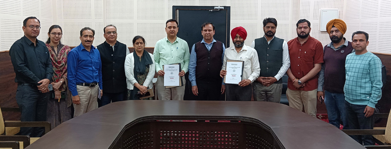Principal Govt Polytechnic Jammu & Asstt Director BFGI Punjab displaying copies of MoU signed between the two institutes. Principal Govt Polytechnic Jammu & Asstt Director BFGI Punjab displaying copies of MoU signed between the two institutes.
