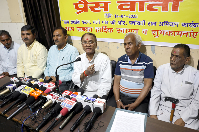 Senior AIPP members addressing joint press conference in Jammu on Friday. — Excelsior/ Rakesh Senior AIPP members addressing joint press conference in Jammu on Friday. — Excelsior/ Rakesh