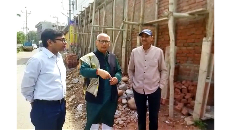 Mayor Jammu along with Commissioner JMC Rahul Yadav and Chairman Standing Committee, Yashpal Sharma during tour to Ward 35 on Saturday. Mayor Jammu along with Commissioner JMC Rahul Yadav and Chairman Standing Committee, Yashpal Sharma during tour to Ward 35 on Saturday.