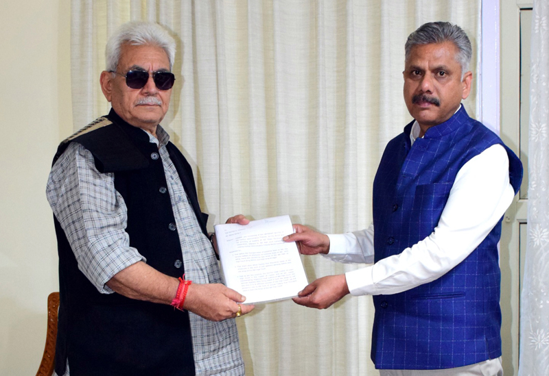 Advocate Abhinav Sharma presenting memorandum to LG.