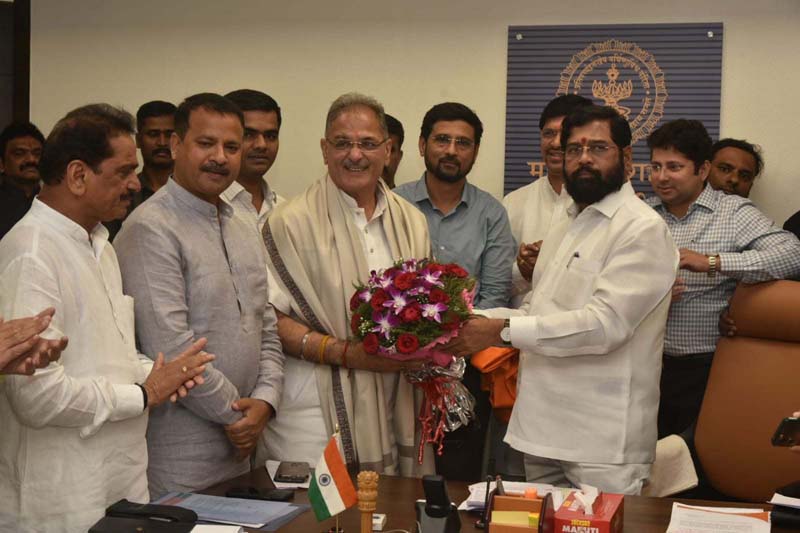 Former Deputy CM J&K, Kavinder Gupta presenting a bouquet to Maharashtra CM, Eknath Shinde at Mumbai on Thursday. Former Deputy CM J&K, Kavinder Gupta presenting a bouquet to Maharashtra CM, Eknath Shinde at Mumbai on Thursday.