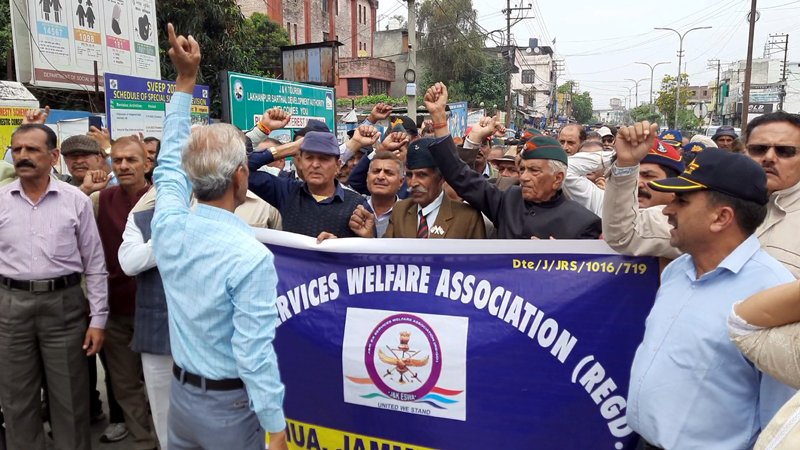 Ex-Servicemen taking out a rally in support of One Rank One Pension demand at Kathua on Monday. -Excelsior/Pardeep Ex-Servicemen taking out a rally in support of One Rank One Pension demand at Kathua on Monday. -Excelsior/Pardeep