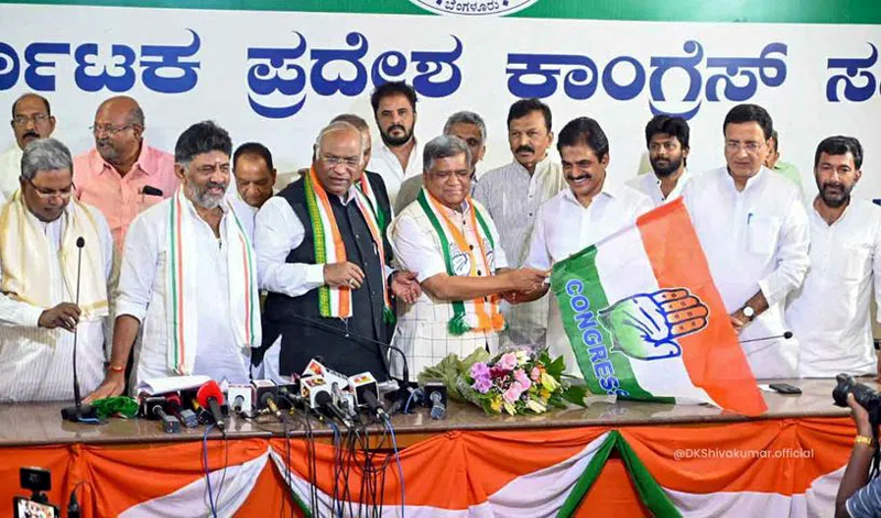 Congress president Mallikarjun Kharge welcomes former Karnataka chief minister Jagadish Shettar to the grand old party in Bengaluru on Monday.