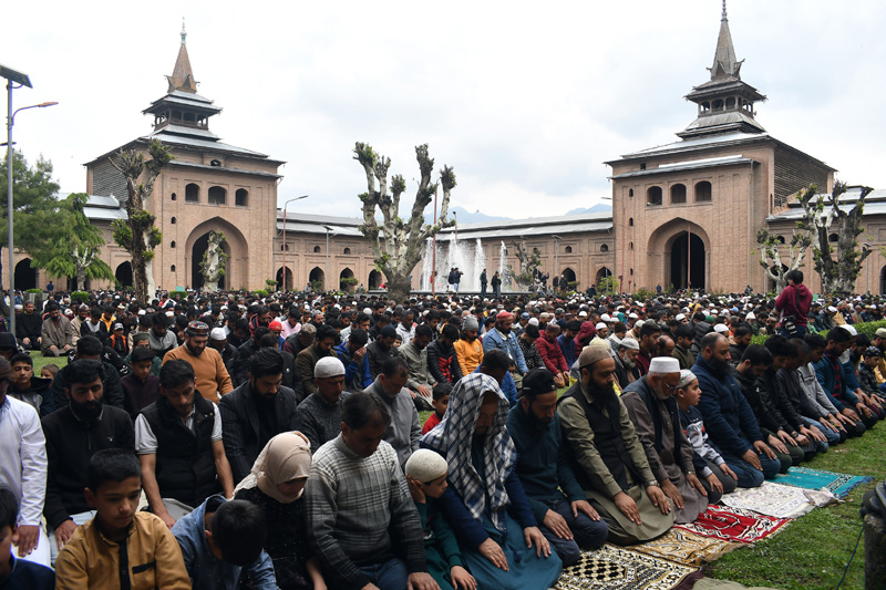 Thousands throng historical Jamia Masjid in Srinagar to participate in congregational prayers on last Friday of Ramadan. -Excelsior/Shakeel Thousands throng historical Jamia Masjid in Srinagar to participate in congregational prayers on last Friday of Ramadan. -Excelsior/Shakeel