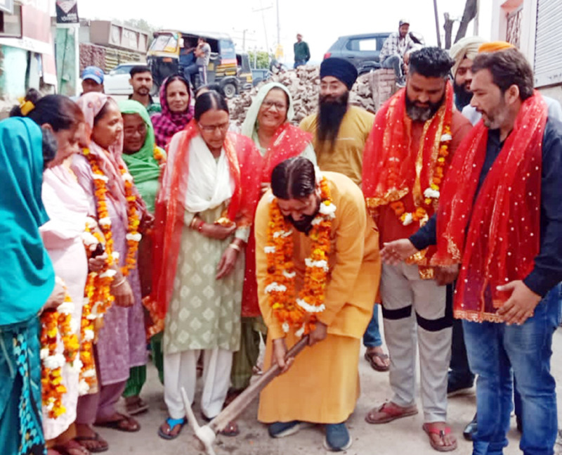 JMC Councillor, Amit Gupta and Mahant Rajesh Bittu starting work of laying tiles at Qasim Nagar. JMC Councillor, Amit Gupta and Mahant Rajesh Bittu starting work of laying tiles at Qasim Nagar.