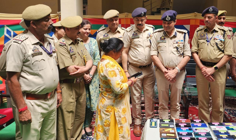 SSP, Benam Tosh handing over mobile phones to their owners at Samba on Monday. SSP, Benam Tosh handing over mobile phones to their owners at Samba on Monday.