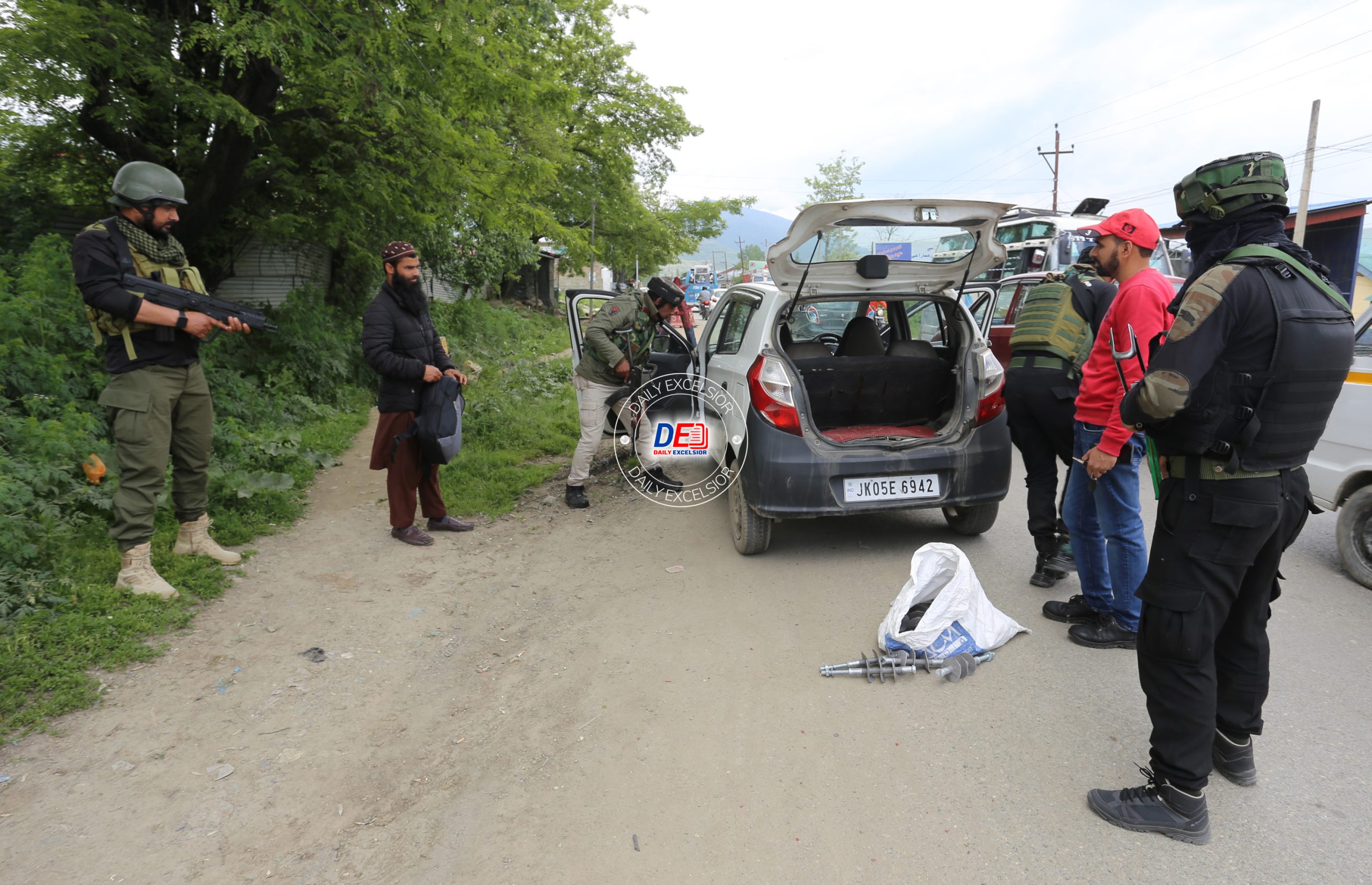 Security measures intensified in North Kashmir after consecutive gunfights result in the elimination of five Militants PHOTO BY AABID NABI (4)
