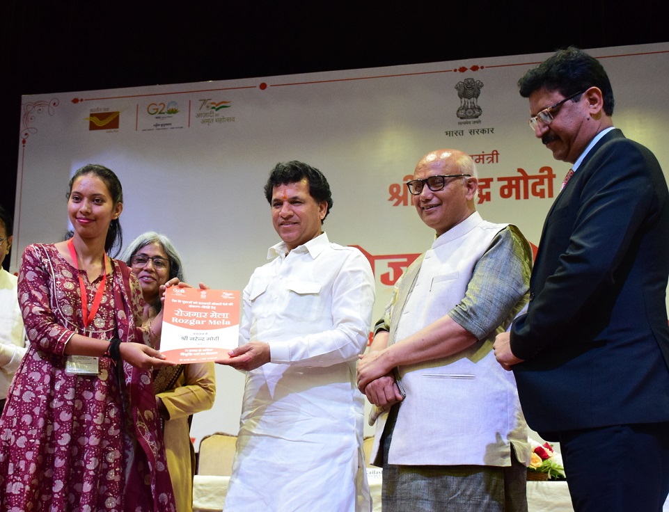 Union MoS presents appointment letters to youth during Rozgar Mela at Jammu-16-1