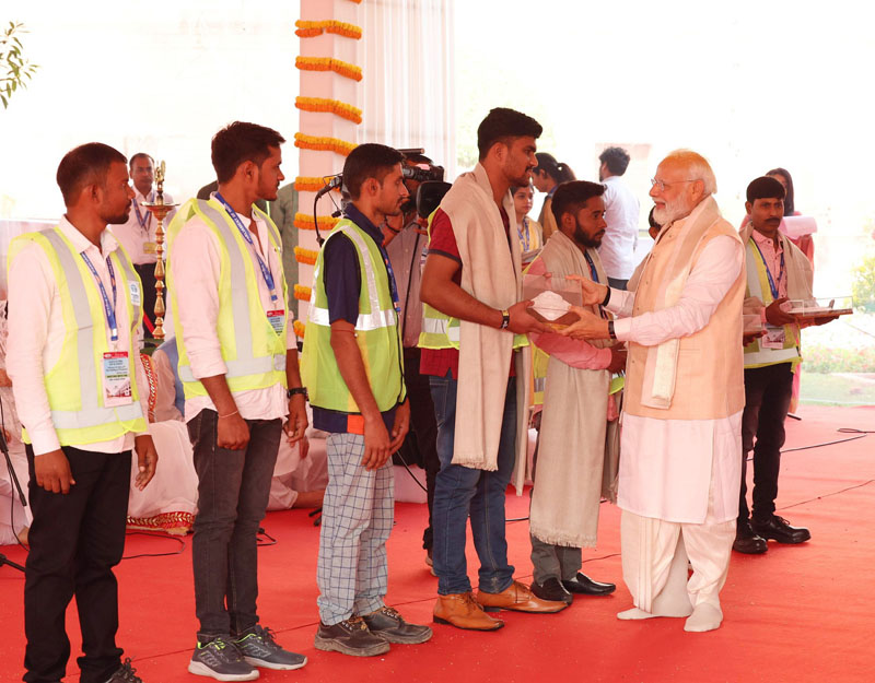 Prime Minister Narendra Modi felicitates Shramjeevis for their great contribution in new Parliament building construction, in New Delhi on Sunday. (UNI) Prime Minister Narendra Modi felicitates Shramjeevis for their great contribution in new Parliament building construction, in New Delhi on Sunday. (UNI)