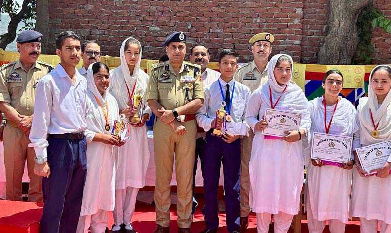 Winners posing with SSP Abdul Qayoom and other police officers at Assar on Tuesday. Winners posing with SSP Abdul Qayoom and other police officers at Assar on Tuesday.