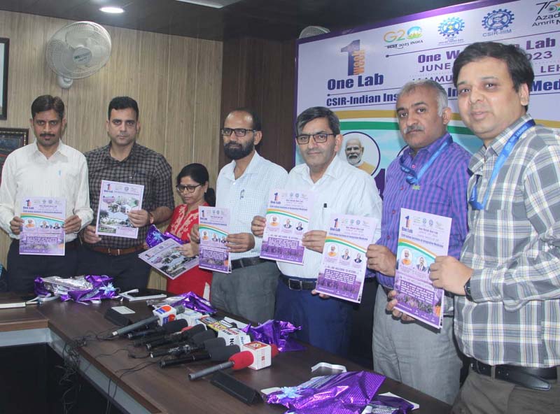 Dr Zabeer Ahmed, Director CSIR-IIIM, releasing the brochure for One Week One Lab programme in Jammu on Tuesday. -Excelsior/Rakesh Dr Zabeer Ahmed, Director CSIR-IIIM, releasing the brochure for One Week One Lab programme in Jammu on Tuesday. -Excelsior/Rakesh