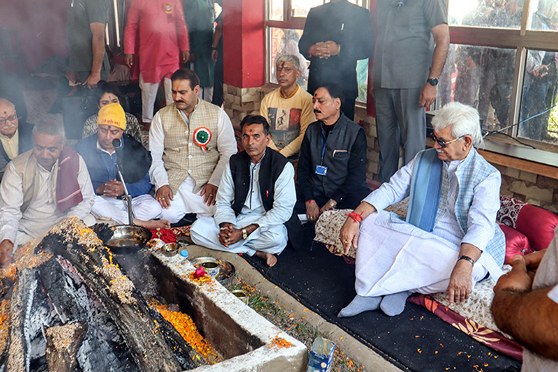 LG Manoj Sinha during the Warshik Mahayagya held at Zaeshta Devi Mandir in Srinagar on Wednesday.— Excelsior/Shakeel