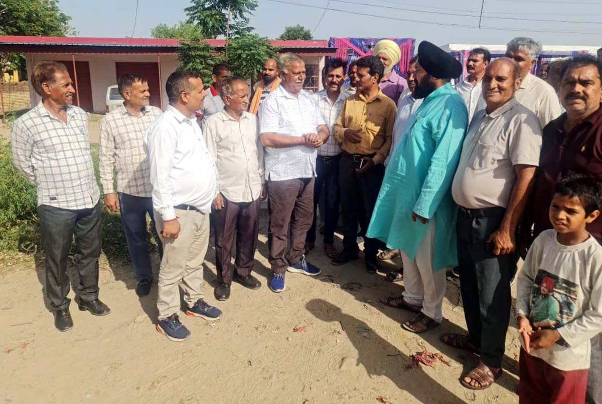 Former Minister, Ch Sukhnandan interacting with farmers on Thursday. Former Minister, Ch Sukhnandan interacting with farmers on Thursday.