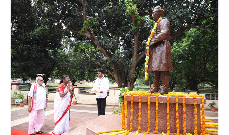 President Droupadi Murmu paying floral tribute to Maharaja Sriram Chandra Bhanja Deo in Baripada on Saturday. (UNI) President Droupadi Murmu paying floral tribute to Maharaja Sriram Chandra Bhanja Deo in Baripada on Saturday. (UNI)