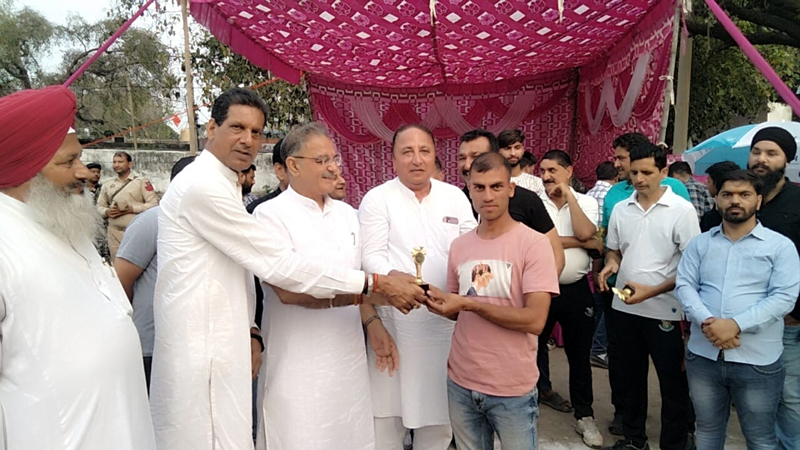 Former Dy CM, Kavinder Gupta distributing trophies among the winners of cricket match at Jammu on Monday. Former Dy CM, Kavinder Gupta distributing trophies among the winners of cricket match at Jammu on Monday.