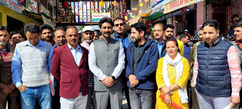DC Anantnag posing for a group photograph during ‘Nagar Diwas’ program on Sunday. DC Anantnag posing for a group photograph during ‘Nagar Diwas’ program on Sunday.