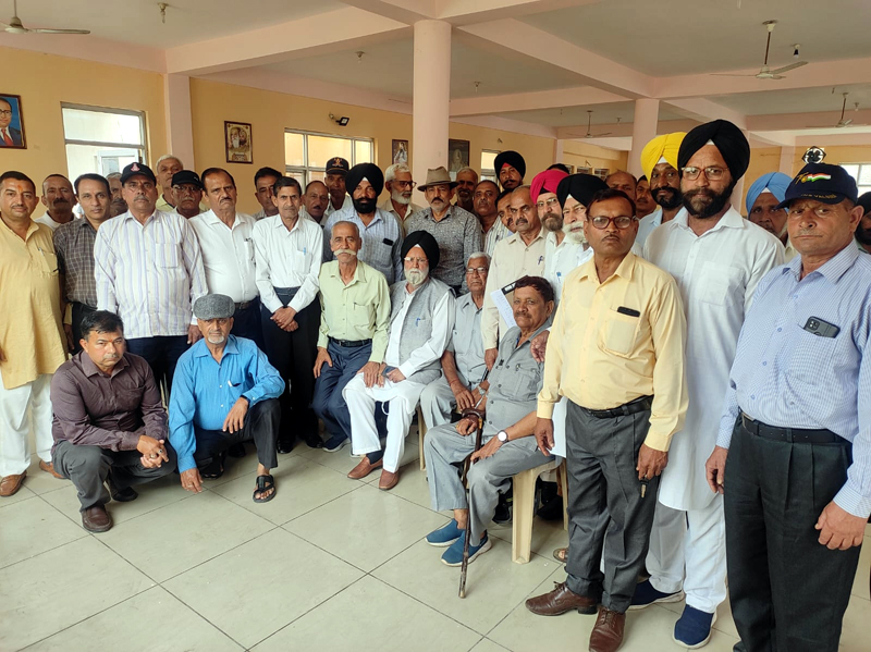 Newly elected office bearers of Ex-servicemen Welfare Association Akhnoor posing for a group photograph. Newly elected office bearers of Ex-servicemen Welfare Association Akhnoor posing for a group photograph.