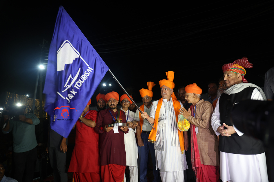 LG Sinha Flags Off 1st Batch Of 3,488 Amarnath Pilgrims From Jammu Base Camp LG Sinha Flags Off 1st Batch Of 3,488 Amarnath Pilgrims From Jammu Base Camp