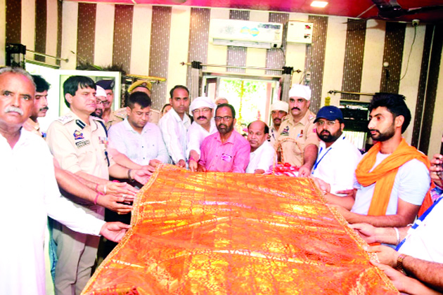 Senior district officers and members of Management Committee offering Chadder at the shrine of Baba Chamliyal in Samba district on Thursday. -Excelsior/Nischant Senior district officers and members of Management Committee offering Chadder at the shrine of Baba Chamliyal in Samba district on Thursday. -Excelsior/Nischant