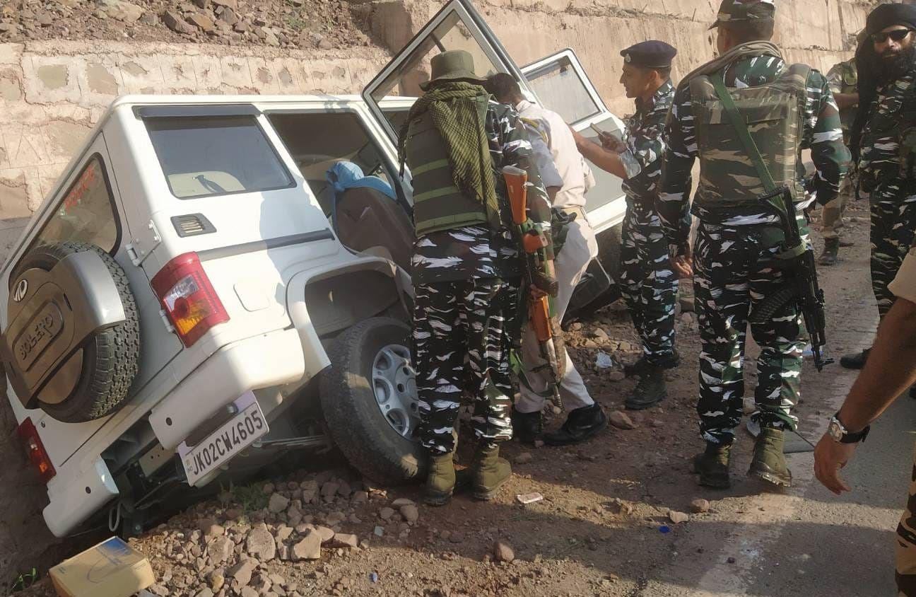 Amarnath Yatra | Vehicle In Security Convoy Skids Off Highway In Udhampur, 3 Injured Amarnath Yatra | Vehicle In Security Convoy Skids Off Highway In Udhampur, 3 Injured