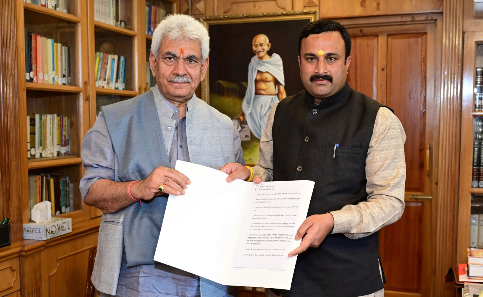 Lt Governor Shri Manoj Sinha meeting Mahant Rohit Shastri, President Shri Kailakh Jyotish and Vedic Sansthan