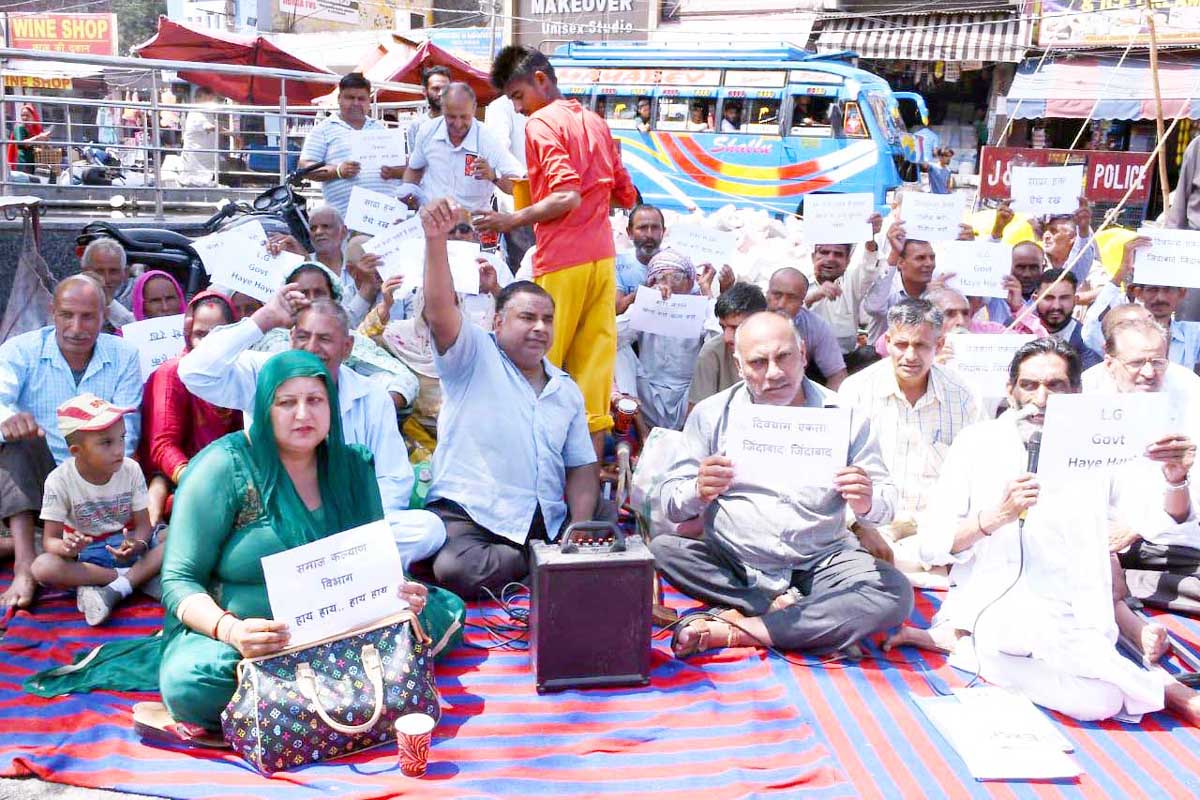 Elderly people, widows and persons with disabilities staging protest at Akhnoor. Elderly people, widows and persons with disabilities staging protest at Akhnoor.