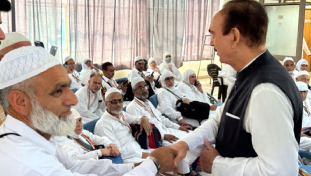 Former CM and DPAP chairman G N Azad interacting with Hajjis at Srinagar. Former CM and DPAP chairman G N Azad interacting with Hajjis at Srinagar.
