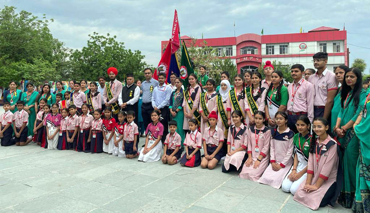 Students posing for a group photograph with School Staff. Students posing for a group photograph with School Staff.