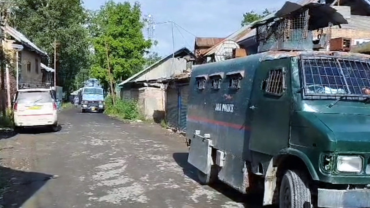 SIA Again Raids Several Locations In South Kashmir To Probe Kashmiri Pandit Killing Case SIA Again Raids Several Locations In South Kashmir To Probe Kashmiri Pandit Killing Case
