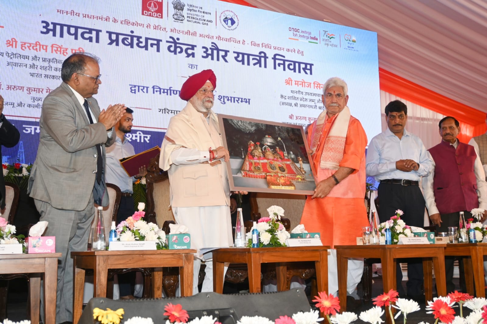 Shri Hardeep Singh Puri, Union Minister and Lt Governor Shri Manoj Sinha performed puja for commencement of Construction work for Yatri Niwas (3)