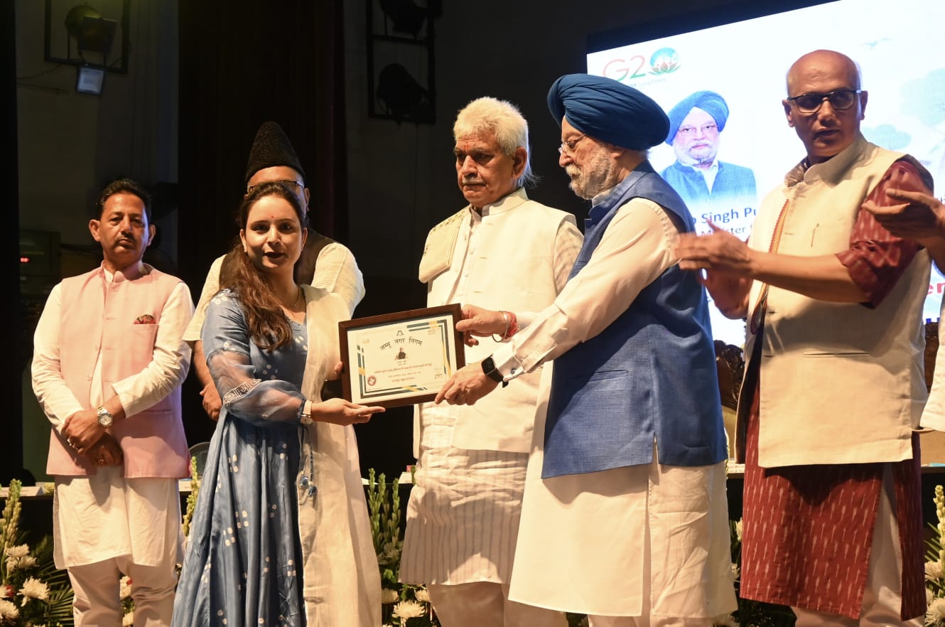 Union Minister HS Puri, LG Sinha Launches DRDO’s Bioplastic Carry Bag Under Polythene-Free Jammu Initiative Union Minister HS Puri, LG Sinha Launches DRDO’s Bioplastic Carry Bag Under Polythene-Free Jammu Initiative