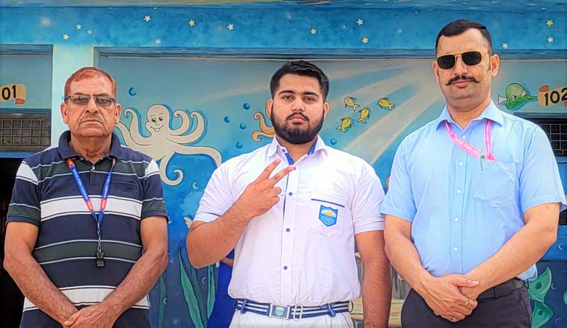 Pratap Karloopia posing with School Principal, Gaurav Charak and others at HPS Bari Brahmana on Friday.