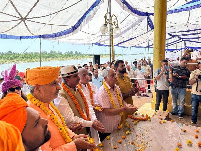 Chairman DDC Jammu Bharat Bhushan, former Minister Sham Lal Sharma and other dignitaries paying tribute to Maharaja Gulab Singh at Jia Pota, Akhnoor. Chairman DDC Jammu Bharat Bhushan, former Minister Sham Lal Sharma and other dignitaries paying tribute to Maharaja Gulab Singh at Jia Pota, Akhnoor.