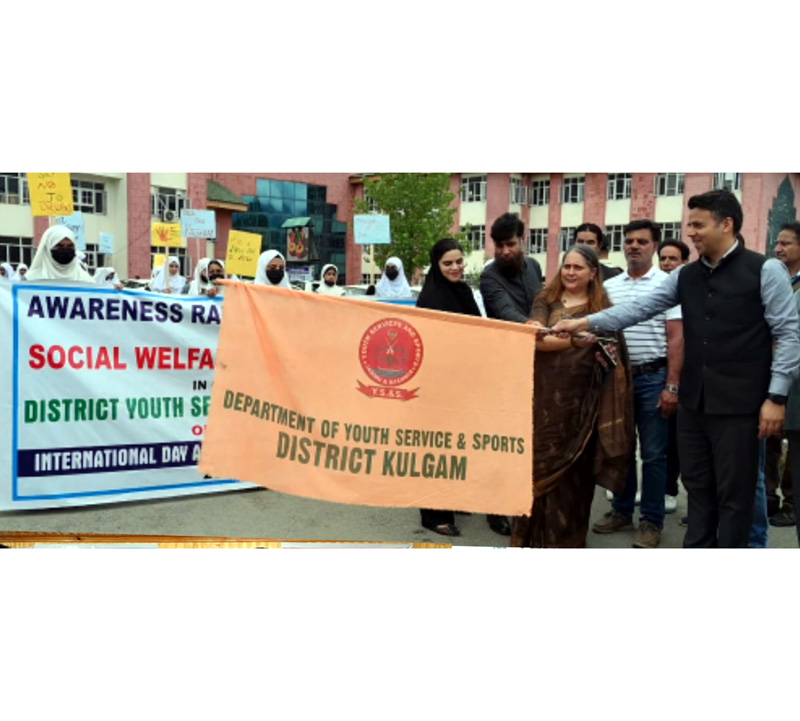 Commissioner Secy Social Welfare Sheetal Nanda flagging off a rally at Kulgam. Commissioner Secy Social Welfare Sheetal Nanda flagging off a rally at Kulgam.
