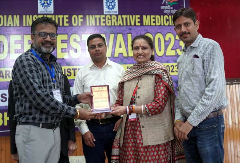 Director, Distance Education, JU, Prof Neelu Rohmetra presenting memento to a participant during a meet under CSIR-Aroma Phase 3rd at Bhaderwah. Director, Distance Education, JU, Prof Neelu Rohmetra presenting memento to a participant during a meet under CSIR-Aroma Phase 3rd at Bhaderwah.