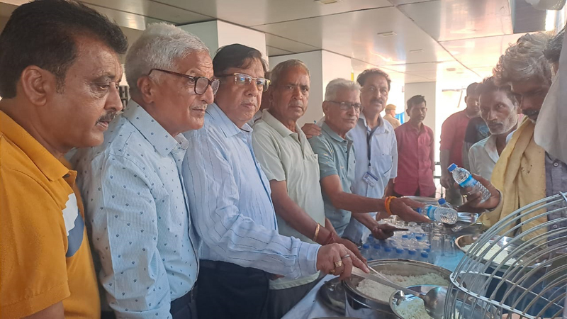Mahajan Sabha members offering Prasad to Shri Amarnath pilgrims at Mahajan Sabha Jammu on Thursday. Mahajan Sabha members offering Prasad to Shri Amarnath pilgrims at Mahajan Sabha Jammu on Thursday.